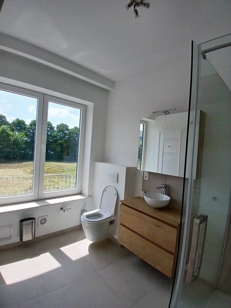 Salle de bain rénovée avec carrelage beige – réalisation Espace Salle de Bain