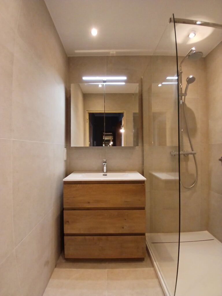 Carrelage mural grand format autour de la douche – réalisation Espace Salle de Bain
