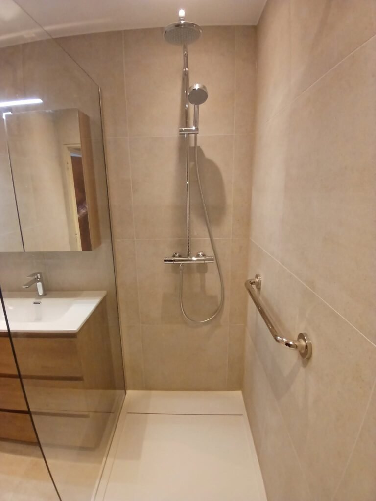 Salle de bain avec meuble vasque bois et douche vitrée – réalisation Espace Salle de Bain