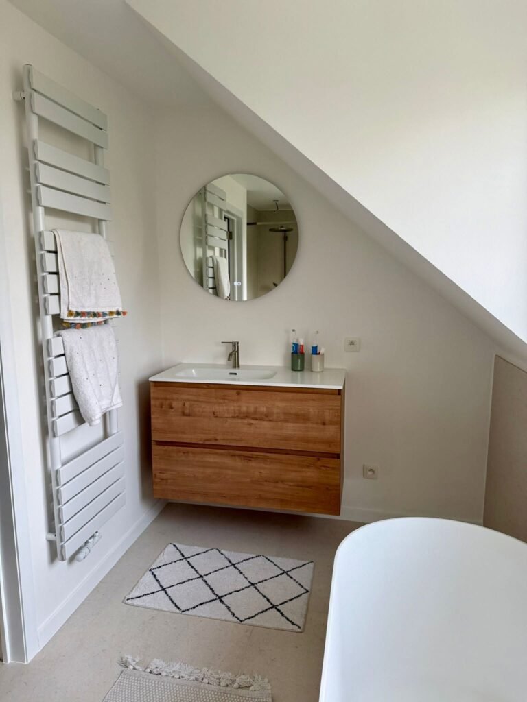 Salle de bain terminée avec douche et meuble suspendu – réalisation Espace Salle de Bain