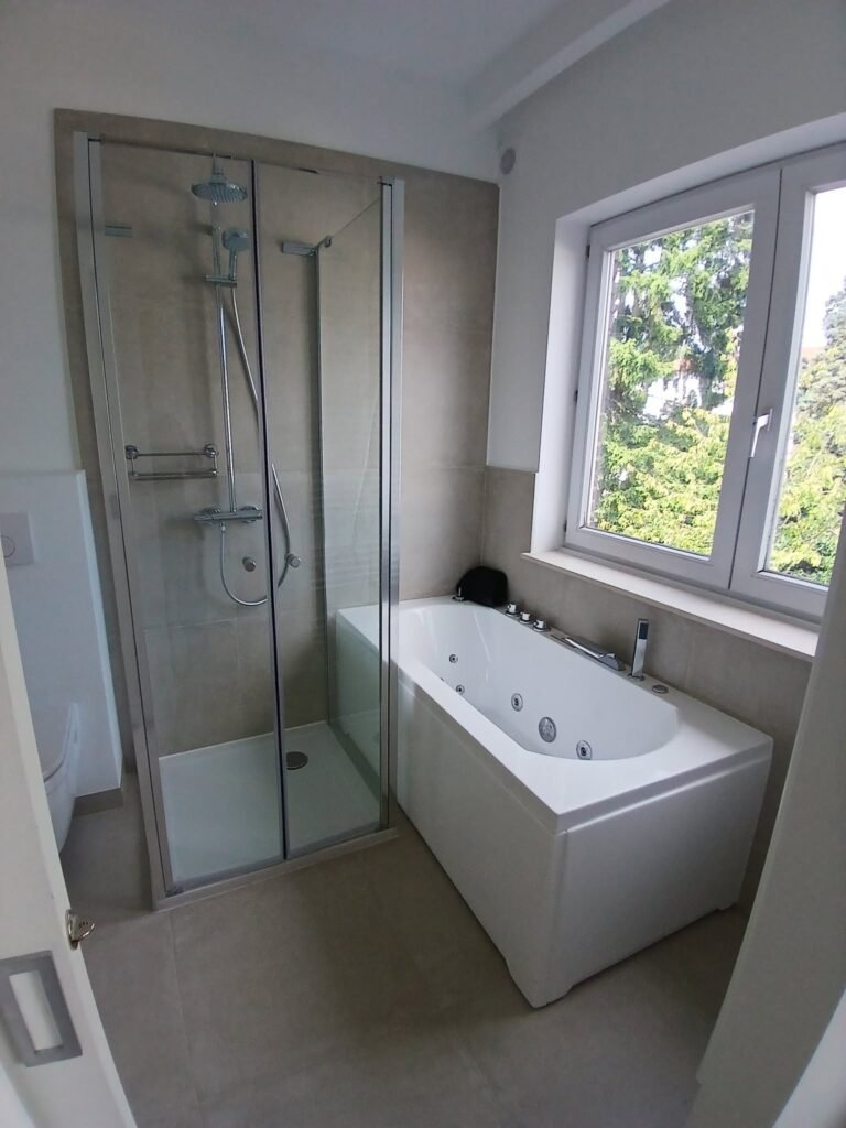 Salle de bain blanche et bois après rénovation – réalisation Espace Salle de Bain