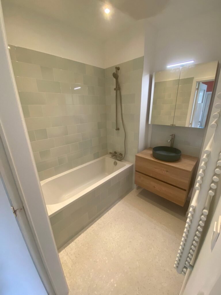 Salle de bain senior avec douche de plain-pied – réalisation Espace Salle de Bain